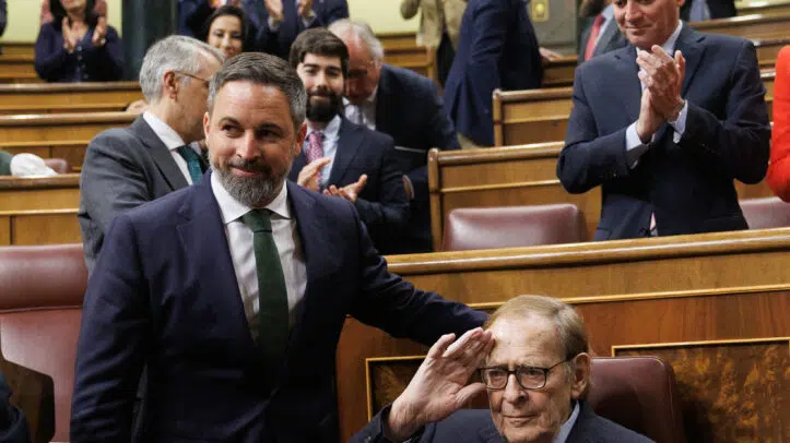 El líder de VOX, Santiago Abascal (i) y el candidato de la moción de censura, el profesor y economista Ramón Tamames (d), durante un debate de la moción de censura, en el Congreso de los Diputados