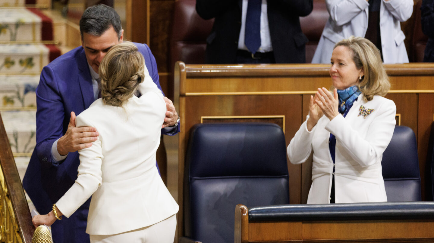 El presidente del Gobierno, Pedro Sánchez y la vicepresidenta primera y ministra de Asuntos Económicos y Transformación Digital, Nadia Calviño (1d), aplauden a la vicepresidenta segunda y ministra de Trabajo y Economía Social, Yolanda Díaz, tras su intervenciónfotos durante un debate de la moción de censura, en el Congreso de los Diputados, a 21 de marzo de 2023, en Madrid (España). El Salón de Plenos del Congreso acoge hoy y mañana, 22 de marzo, el debate de la moción de censura firmada por los 52 diputados de Vox que presentan como candidato a la Presidencia del Gobierno al veterano economista Ramón Tamames. Esta es la sexta moción de censura desde la Constitución de 1978, la segunda que presenta Vox esta legislatura y la primera de la historia que va encabezada por un candidato independiente, sin vinculación orgánica con el partido que le propone. Para prosperar, la moción de censura exige recabar la mayoría absoluta del Congreso (176 votos). 21 MARZO 2023;MOCION DE CENSURA;CONGRESO;DIPUTADOS;VOX;TAMAMES Eduardo Parra / Europa Press 21/3/2023