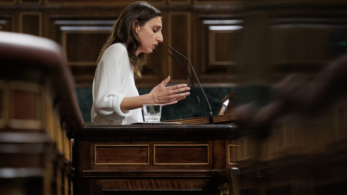La diputada de Unidas Podemos en el Congreso, Lucía Muñoz, interviene durante un debate de la moción de censura, en el Congreso de los Diputados, a 21 de marzo de 2023