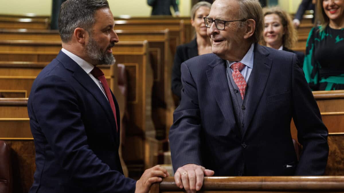 El líder de VOX, Santiago Abascal (i) y el candidato de la moción de censura, profesor y economista Ramón Tamames (d)