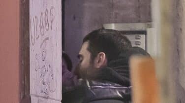 Miguel Ángel Silvestre y su beso de película por Madrid: repasamos su historial amoroso