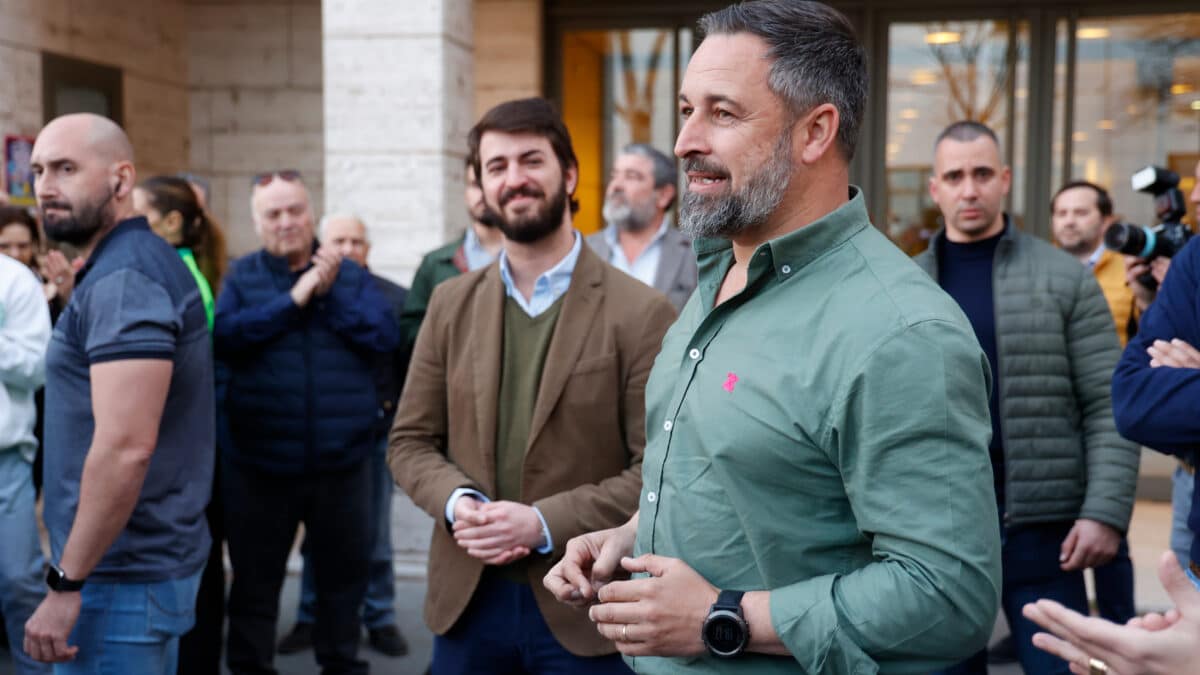 El vicepresidente de la Junta de Castilla y León, Juan García-Gallardo (i) y el presidente de VOX, Santiago Abascal (d), a su llegada a un acto de VOX en el marco del programa 'España Decide'