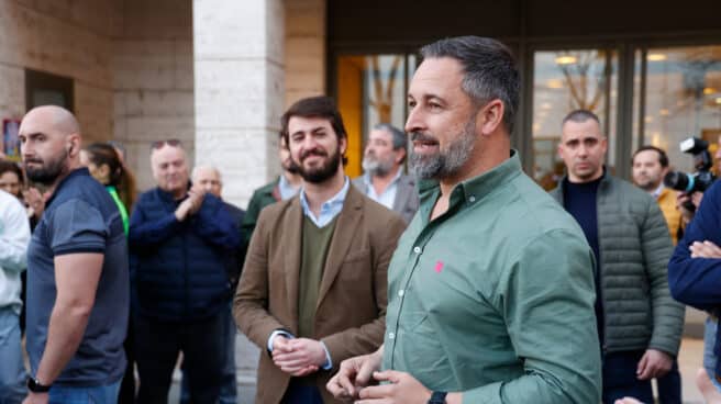 El vicepresidente de la Junta de Castilla y León, Juan García-Gallardo (i) y el presidente de VOX, Santiago Abascal (d), a su llegada a un acto de VOX en el marco del programa 'España Decide'