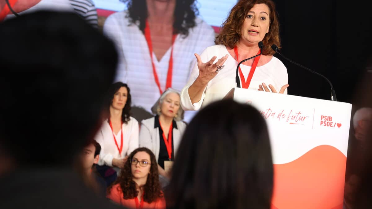 La presidenta de Baleares, Francina Armengol, interviene durante la clausura la conferencia ‘Mirando con luces largas a más de una legislatura’