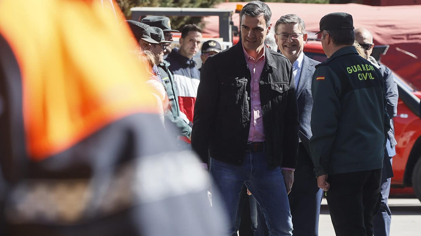 El presidente de la Generalitat de Valencia, Ximo Puig (c), y el presidente del Gobierno, Pedro Sánchez (3d), a su llegada a la visita de las zonas afectadas por el incendio que se inició en Villanueva de Viver (Castellón), en el Puesto de Mando Avanzado en Barracas, a 27 de marzo de 2023, en Barracas, Castellón de la Plana, Comunidad Valenciana (España). El incendio se inició el jueves pasado, 23 de marzo, y continúa activo tras quemar 3.800 hectáreas. El fuego ha afectado a las provincias de Castellón y Teruel y en las últimas horas ha pasado momentos ‘críticos’ motivados por las fuertes rachas de viento, de más de 50 kilómetros por hora y la baja humedad relativa, inferior al 20 por ciento. 27 MARZO 2023;BARRACAS;CASTELLÓN DE LA PLANA;SÁNCHEZ;INCENDIO VILLANUEVA DE VIVER Rober Solsona / Europa Press 27/3/2023