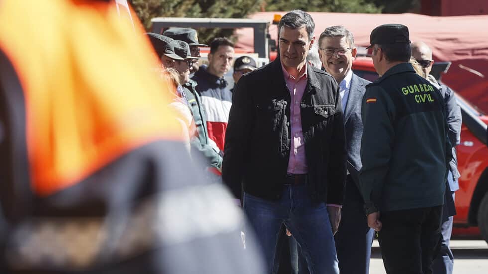 El presidente de la Generalitat de Valencia, Ximo Puig (c), y el presidente del Gobierno, Pedro Sánchez (3d), a su llegada a la visita de las zonas afectadas por el incendio que se inició en Villanueva de Viver (Castellón), en el Puesto de Mando Avanzado en Barracas, a 27 de marzo de 2023, en Barracas, Castellón de la Plana, Comunidad Valenciana (España). El incendio se inició el jueves pasado, 23 de marzo, y continúa activo tras quemar 3.800 hectáreas. El fuego ha afectado a las provincias de Castellón y Teruel y en las últimas horas ha pasado momentos ‘críticos’ motivados por las fuertes rachas de viento, de más de 50 kilómetros por hora y la baja humedad relativa, inferior al 20 por ciento. 27 MARZO 2023;BARRACAS;CASTELLÓN DE LA PLANA;SÁNCHEZ;INCENDIO VILLANUEVA DE VIVER Rober Solsona / Europa Press 27/3/2023