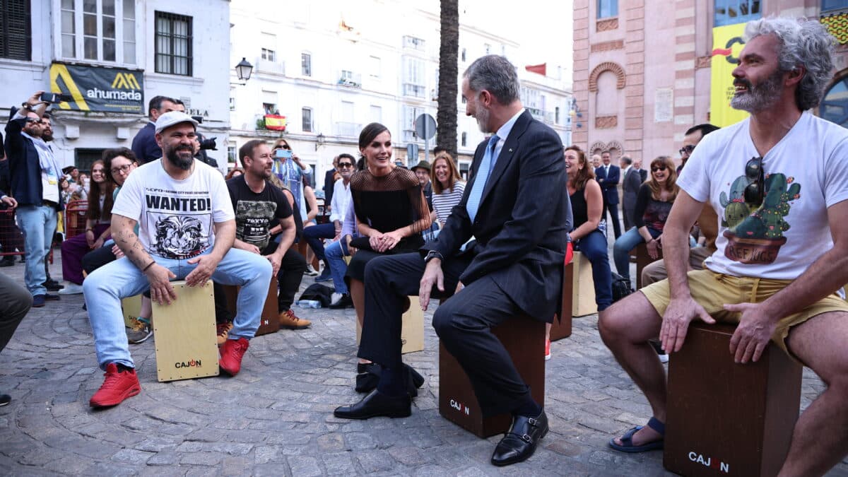 Los Reyes de España Felipe VI y Letizia, en la ´cajoneada´ celebrada en la Plaza Fragela, dentro de los actos de la la inauguración del IX Congreso Internacional de la Lengua Española