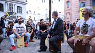 Felipe VI y Letizia se animan a tocar el cajón en Cádiz