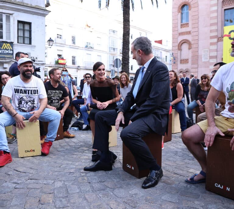 Felipe VI y Letizia se animan a tocar el cajón en Cádiz