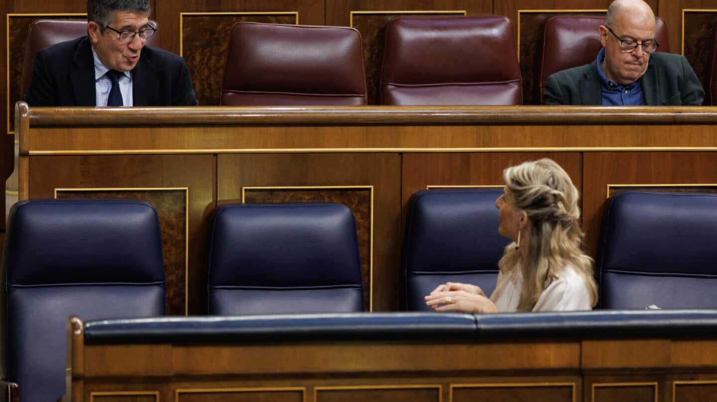 El portavoz del PSOE en el Congreso, Patxi López, y la vicepresidenta segunda y ministra de Trabajo y Economía Social, Yolanda Díaz, conversan durante una sesión plenaria en el Congreso de los Diputados, a 30 de marzo de 2023, en Madrid (España). El Pleno del Congreso se reanuda hoy con el debate de convalidación o derogación del Real Decreto-ley 2/2023 de medidas urgentes para la ampliación de derechos de los pensionistas, la reducción de la brecha de género y el establecimiento de un nuevo marco de sostenibilidad del sistema público de pensiones. También se debatirá el informe de la Subcomisión para el estudio de un Pacto de Estado contra el Antigitanismo y la Inclusión del Pueblo Gitano, que plantea propuestas horizontales para combatir y prevenir el antigitanismo, erradicar la pobreza y la exclusión social y promocionar su participación; así como medidas sectoriales en los ámbitos de la educación, salud, empleo y vivienda, entre otras. 30 MARZO 2023;MADRID;CONGRESO DE LOS DIPUTADOS;DERECHOS PENSIONISTAS Eduardo Parra / Europa Press 30/3/2023