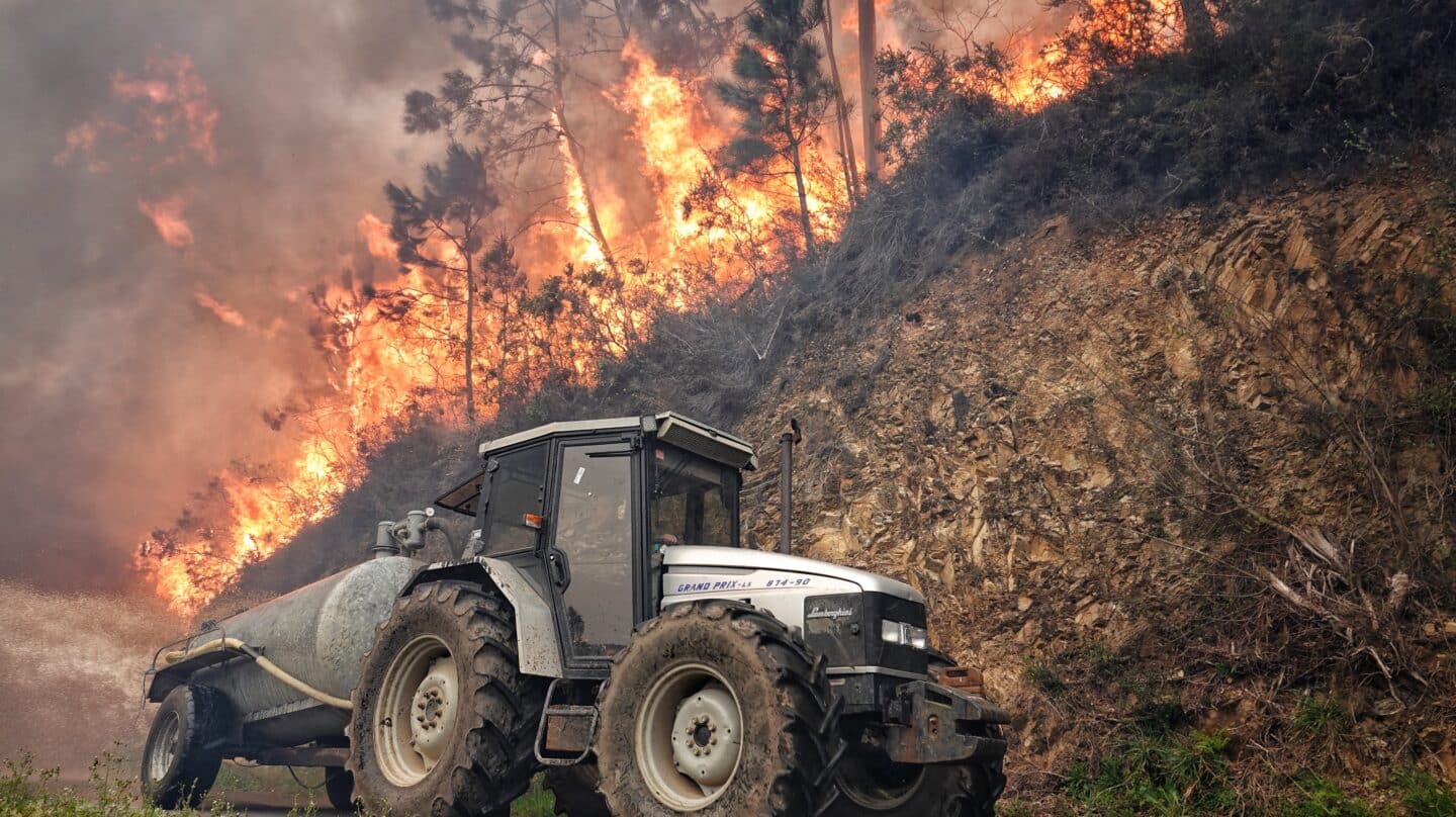 Un tractor en el incendio de los concejos de Valdes y Tineo, a 30 de marzo de 2023, en Asturias (España).