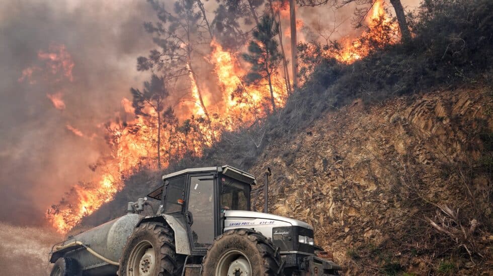 Un tractor en el incendio de los concejos de Valdes y Tineo, a 30 de marzo de 2023, en Asturias (España).