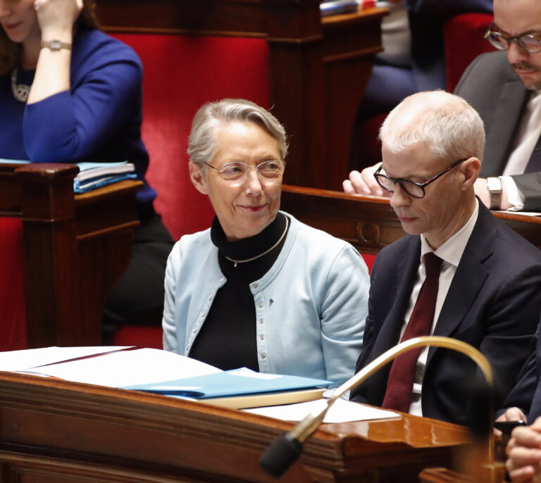 El gobierno francés supera por la mínima la moción de censura sobre las pensiones