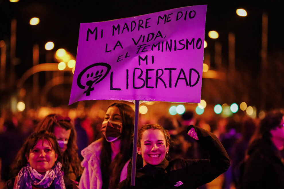 Grupo de feministas en el 8M en una manifestación en Madrid el 8 de marzo