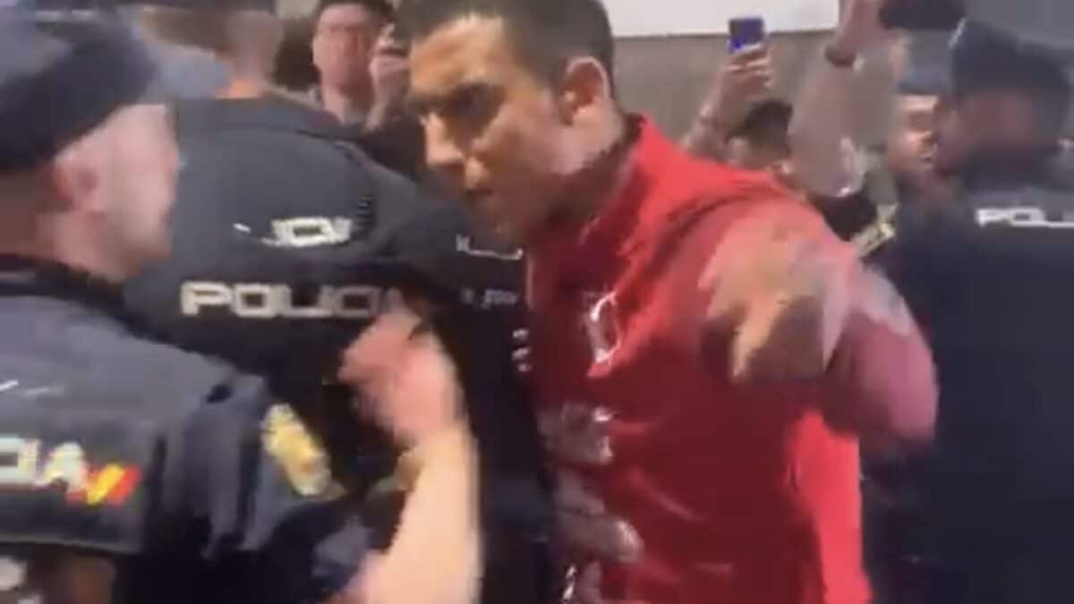 Pelea entre la Policía y jugadores de la selección peruana de fútbol en la puerta de un hotel de Madrid