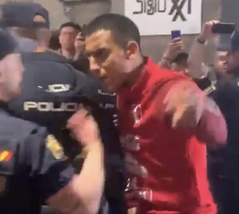 Pelea entre la Policía y jugadores de la selección peruana de fútbol en la puerta de un hotel de Madrid