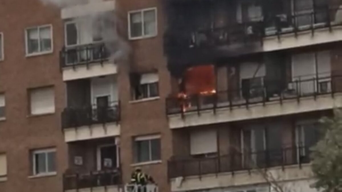 Muere una pareja de ancianos en el incendio de su vivienda en Ventas en Madrid