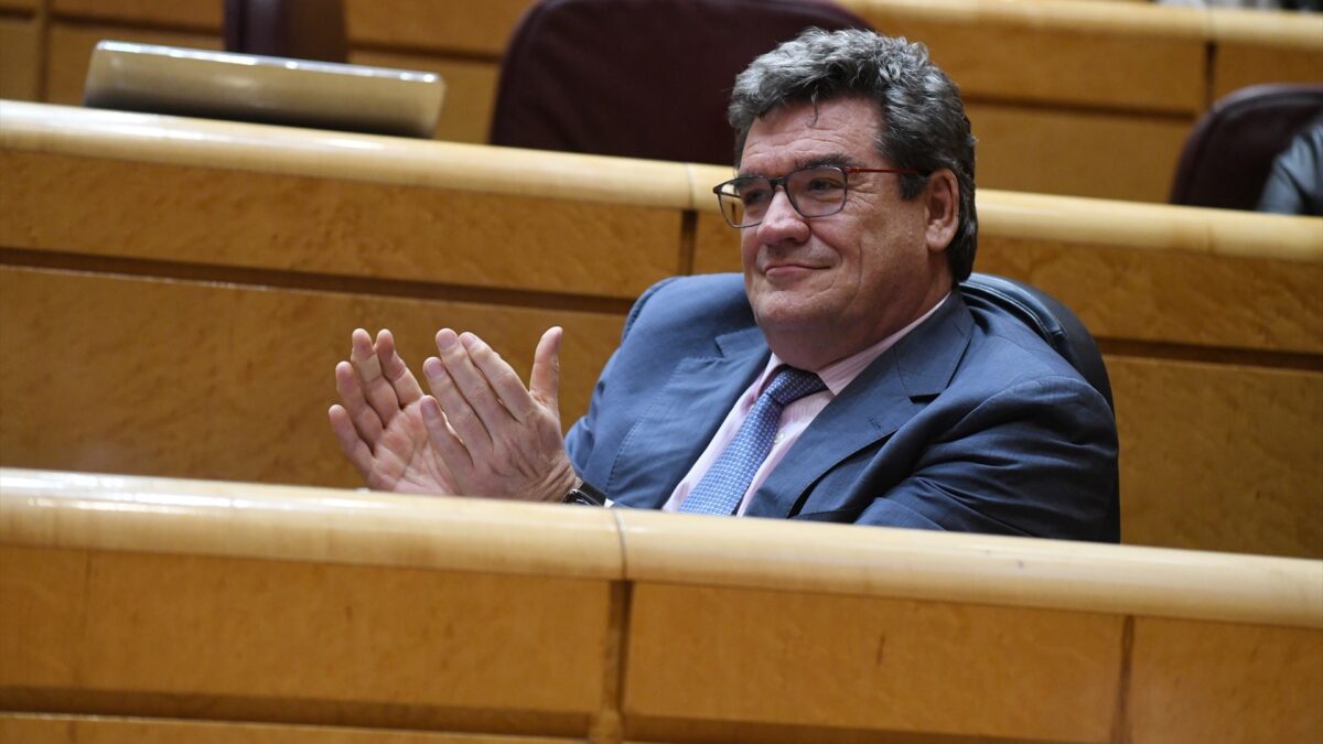 El ministro de Inclusión, Seguridad Social y Migraciones, José Luis Escrivá, durante una sesión de control al Gobierno en el Senado.