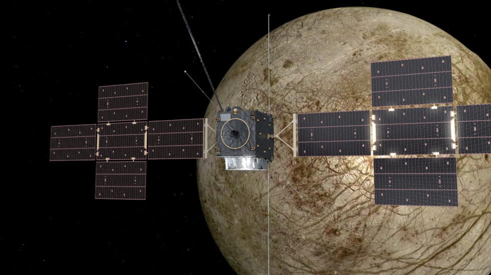 Recreación artística de cómo será el paso de Juice por el satélite Europa de Júpiter