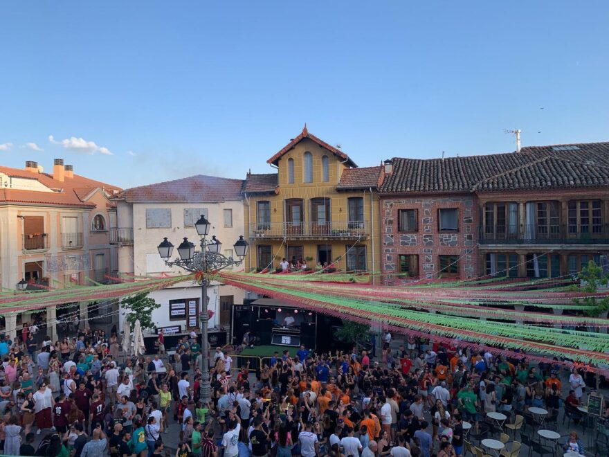 Plaza de Miraflores durante las fiestas locales. Es uno de los pueblos para ver en Semana Santa en Madrid