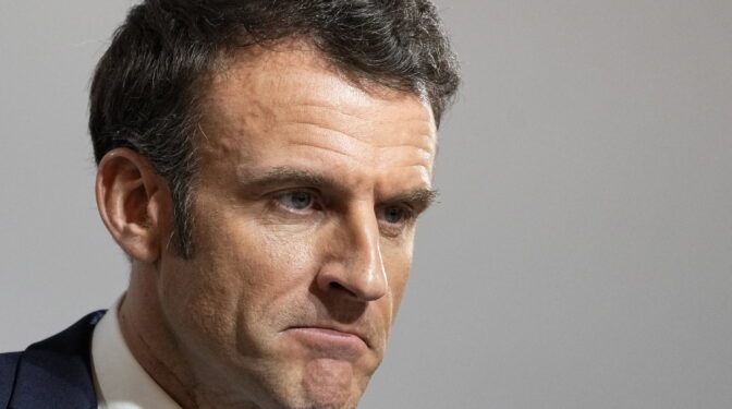 Macron sigue su rumbo con las pensiones y mantiene a la primera ministra