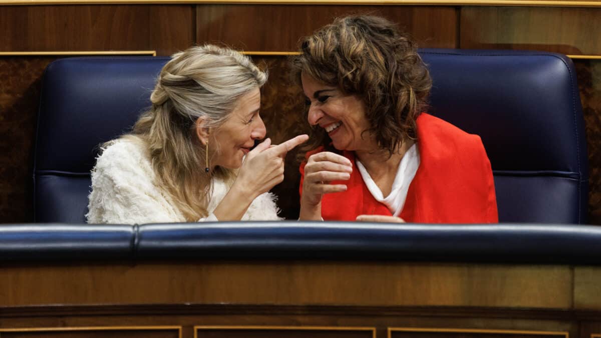 La vicepresidenta segunda y ministra de Trabajo y Economía Social, Yolanda Díaz, y la ministra de Hacienda y Función Pública, María Jesús Montero, conversan durante una sesión plenaria en el Congreso de los Diputados.