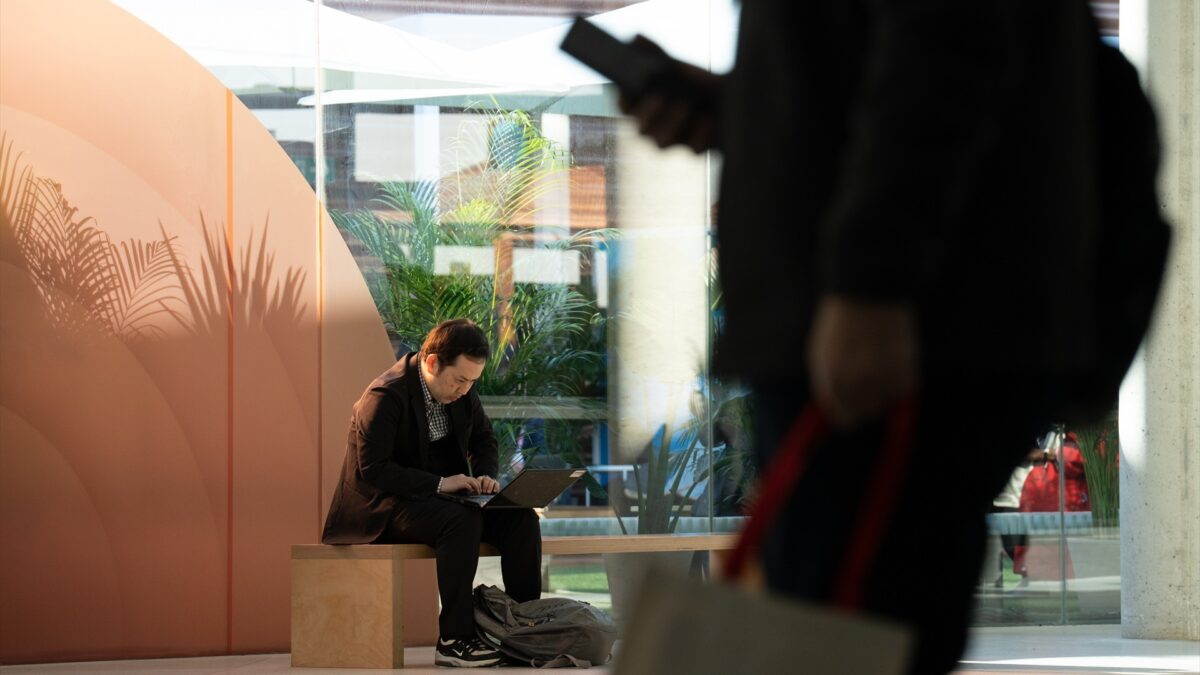 Un hombre escribe en su ordenador portátil dentro de las inmediaciones de Fira Barcelona, donde se celebra el Mobile World Congress (MWC).