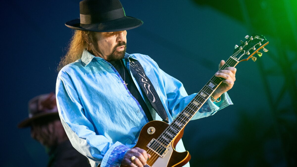 El guitarrista de Lynyrd Skynyrd, Gary Rossington, se presenta en el escenario durante el Stagecoach Festival 2019