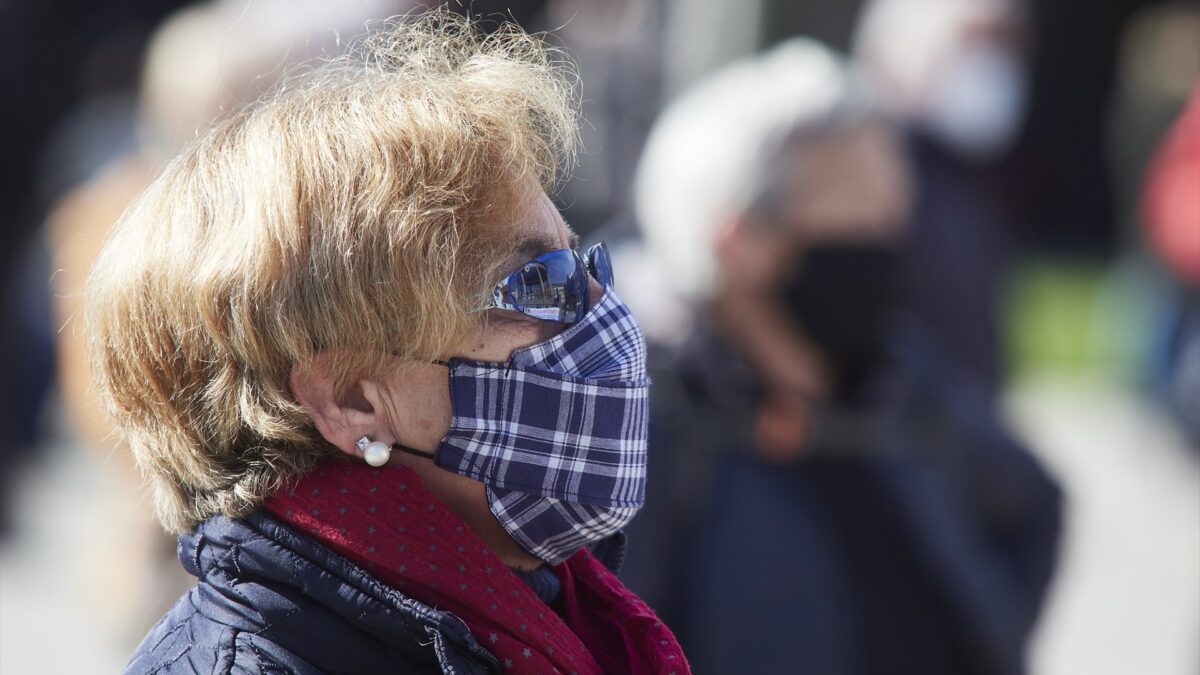 Una mujer participa en una manifestación contra las propuestas del Pacto de Toledo sobre pensiones en Pamplona.