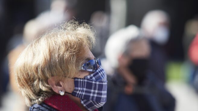 Una mujer participa en una manifestación contra las propuestas del Pacto de Toledo sobre pensiones en Pamplona.