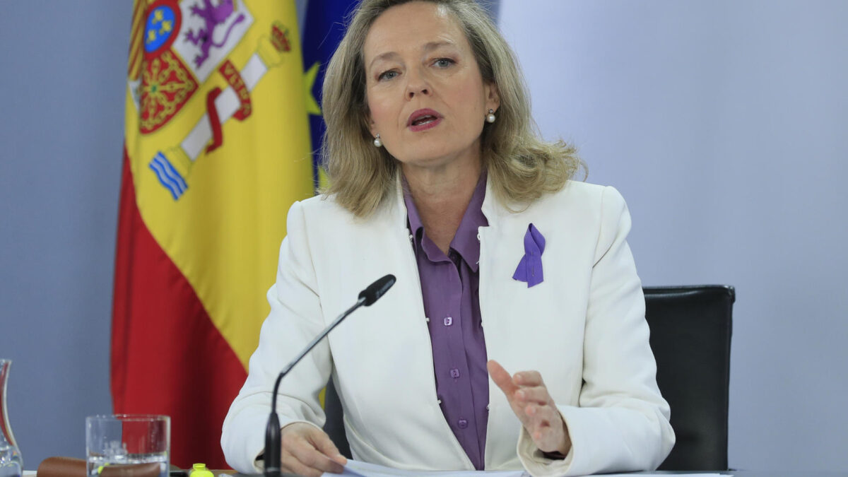 La vicepresidenta primera del Gobierno y ministra de Economía, Nadia Calviño durante la rueda de prensa tras el Consejo de Ministros celebrado en el Palacio de la Moncloa este martes.