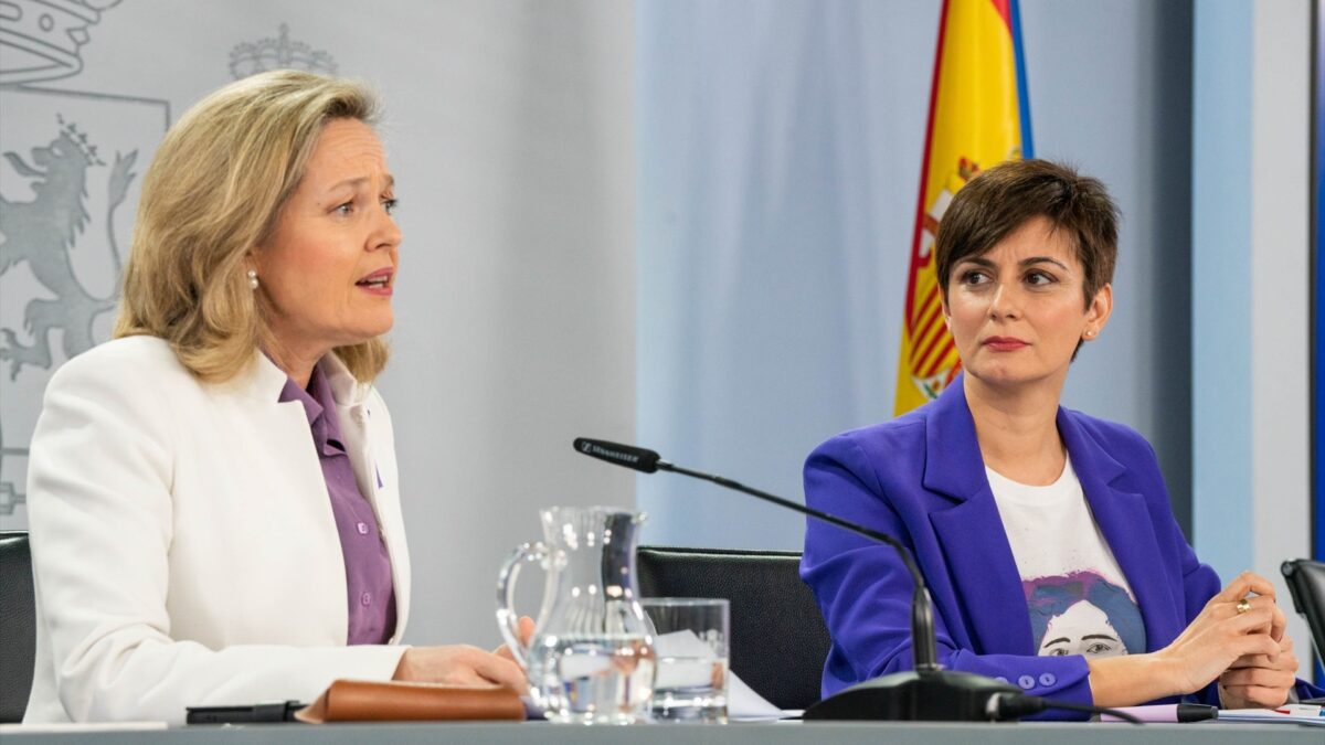 La ministra de Política Territorial y portavoz del gobierno, Isabel Rodríguez, y la vicepresidenta primera y ministra de Asuntos Económicos y Transformación Digital, Nadia Calviño, durante una rueda de prensa posterior al Consejo de Ministros en Moncloa.