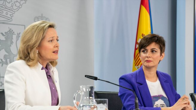 La ministra de Política Territorial y portavoz del gobierno, Isabel Rodríguez, y la vicepresidenta primera y ministra de Asuntos Económicos y Transformación Digital, Nadia Calviño, durante una rueda de prensa posterior al Consejo de Ministros en Moncloa.