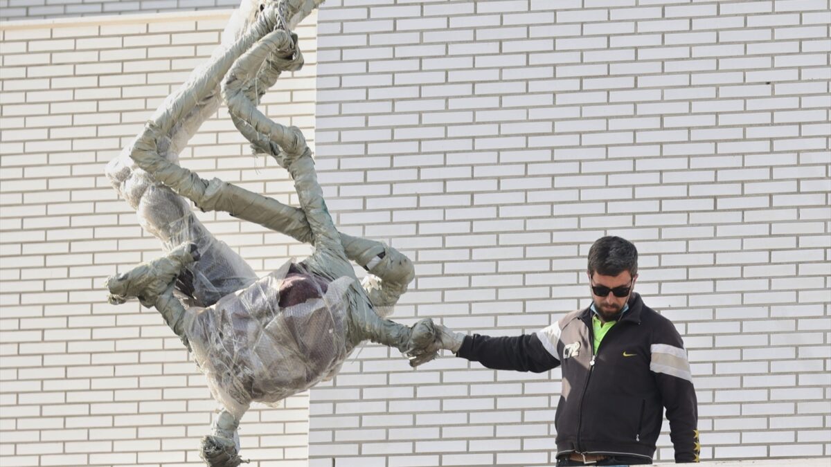 Un hombre trabaja en una obra en Madrid.