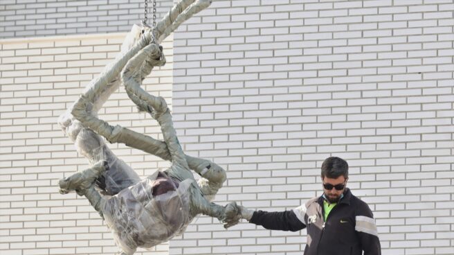 Hasta 280.000 trabajadores de la construcción pasarán a ser fijos por la reforma laboral Un hombre trabaja en una obra en Madrid.