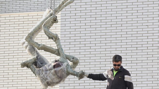 Un hombre trabaja en una obra en Madrid.