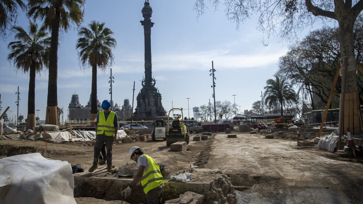 Operarios trabajan en la excavación donde se han encontrado los restos arqueológicos de la muralla de Barcelona.