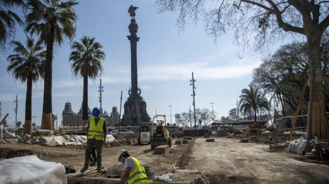 PIB España cuarto trimestre Operarios trabajan en la excavación donde se han encontrado los restos arqueológicos de la muralla de Barcelona.
