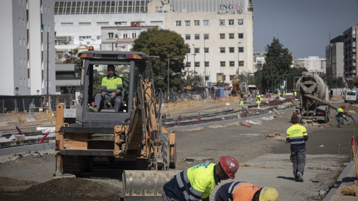 Albañiles durante las obras de ampliación del tranvía de Sevilla.