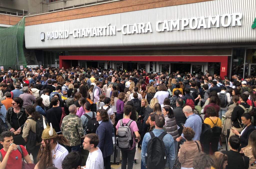 Aglomeraciones a las puertas de la estación de Chamartín (Madrid).