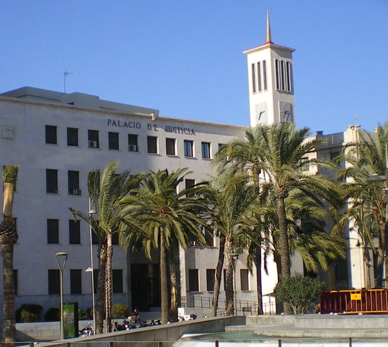 La Justicia quita tres meses de prisión al profesor británico que abusó de una alumna gracias a la ley del 'sí es sí'