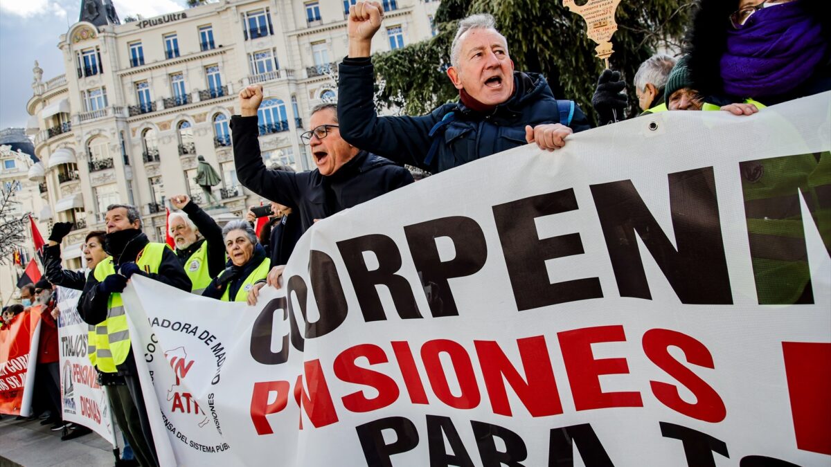 Varias personas se manifiestan por la mejora del sistema público de pensiones frente al Congreso de los Diputados.