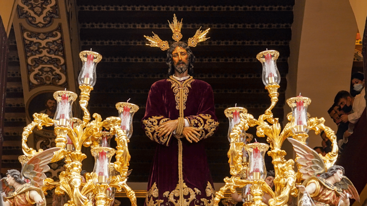 El Cristo del Cautivo de la Hermandad de Santa Genoveva, saliendo del templo, en la Semana Santa de Sevilla, una de las procesiones más importantes de España