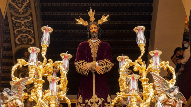 El Cristo del Cautivo de la Hermandad de Santa Genoveva, saliendo del templo, en la Semana Santa de Sevilla, una de las procesiones más importantes de España