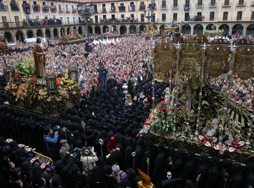 Procesión de Semana Santa en León llena de gente, una de las procesiones más populares de España