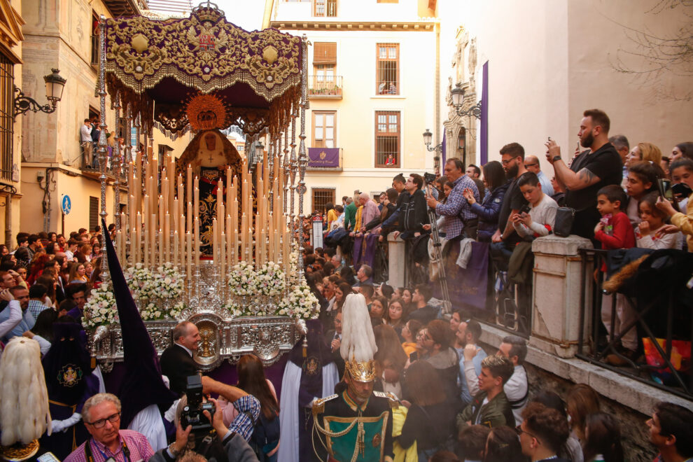 Procesión de Semana Santa en Granada con cientos de personas, la procesión de paciencia y penas, una de las procesiones más importantes de España en Semana Santa