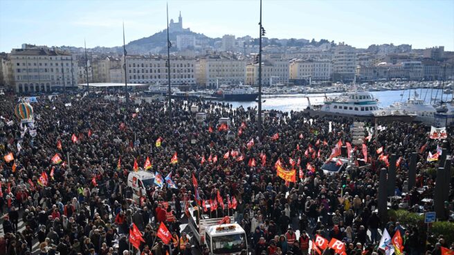 Protestas contra la reforma de las pensiones de Macron, que pretende aumentar la edad de jubilación hasta los 64 años Marsella protesta contra la reforma de las pensiones de Macron el pasado 11 de febrero.