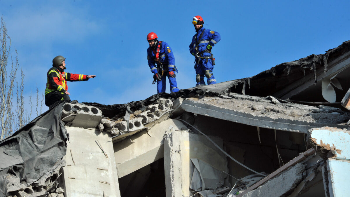 Rescatistas en un edificio derribado en Zaporiya