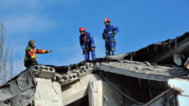 Rescatistas en un edificio derribado en Zaporiya