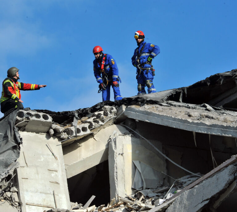 Rusia bombardea intensamente Ucrania y deja sin energía la central de Zaporiya
